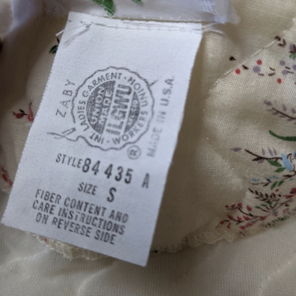 SOLD Vintage 1960s 1970s quilted house coat bed jacket - Picture 8 of 13